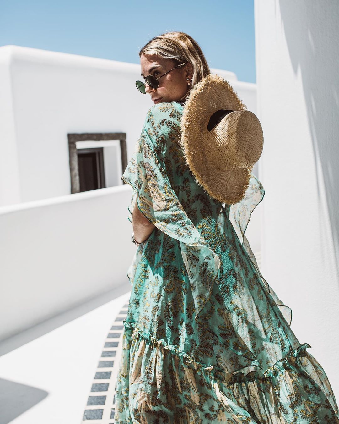 Dancing Queen: 8 αέρινα φορέματα για ειδυλλιακές βόλτες στο νησί (και όχι μόνο!)