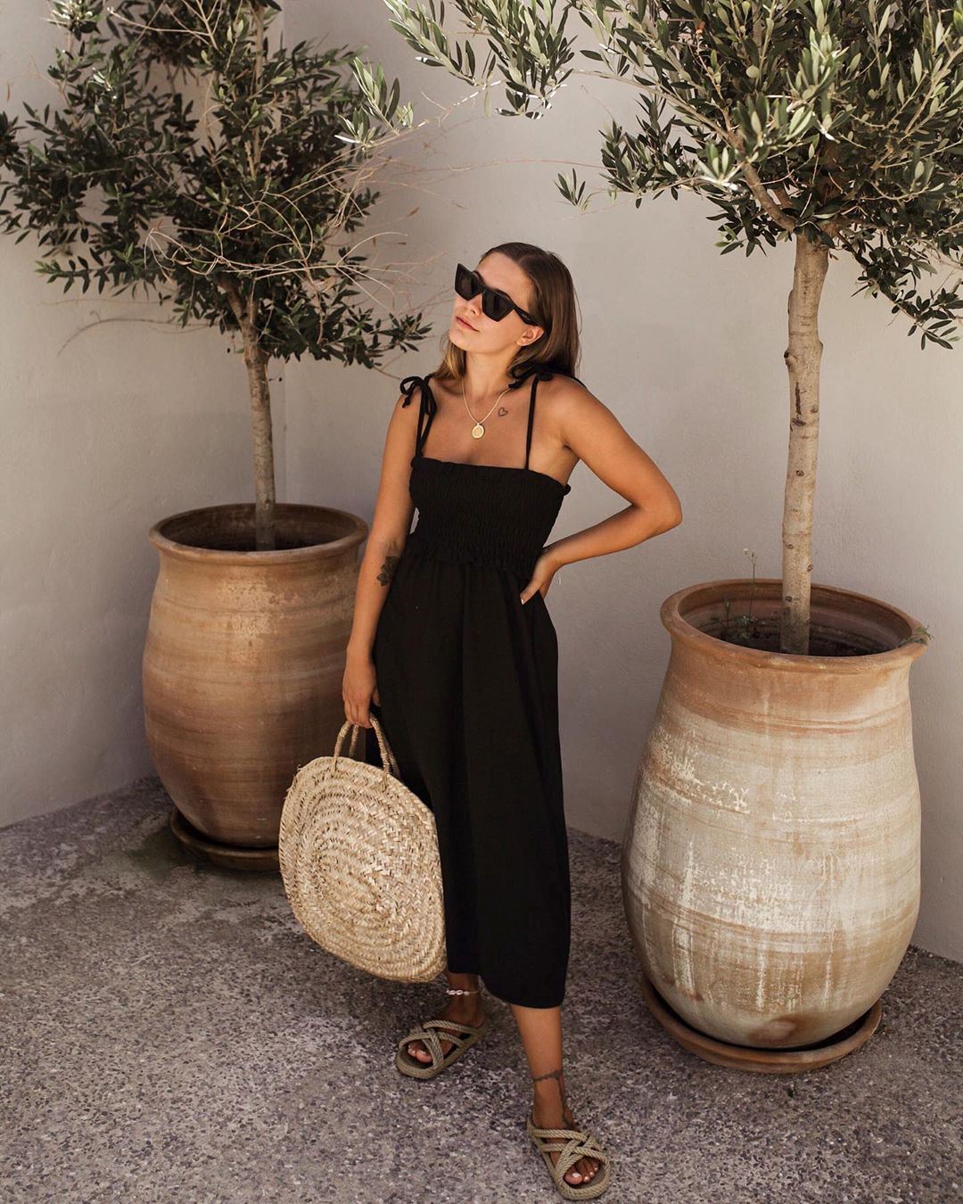Τα καλοκαιρινά look με minimal διάθεση είναι τα αγαπημένα μας