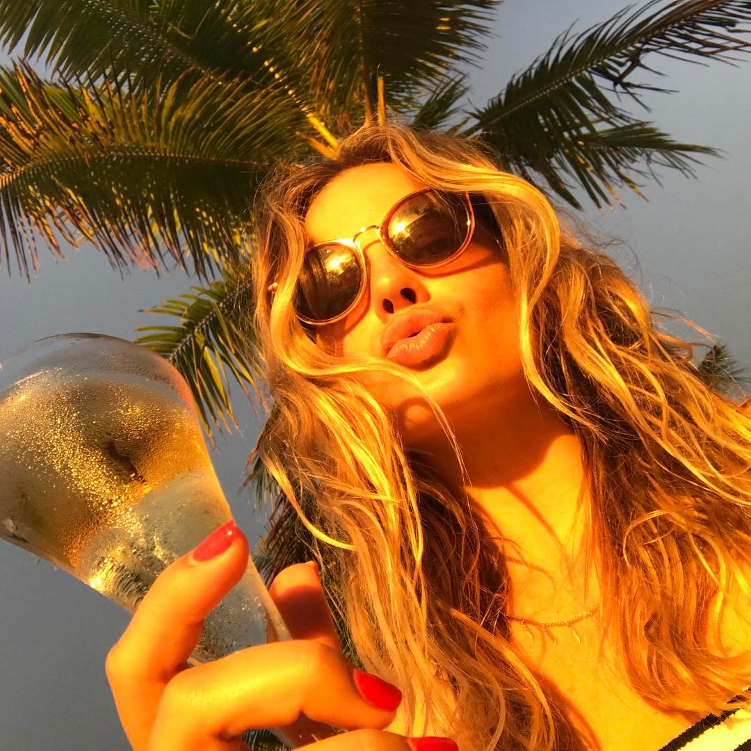 6 τρόποι να αντιγράψεις τα summer looks της Margot Robbie