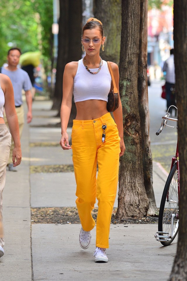 Spotted: Τα λευκά sneakers που επιλέγουν τώρα οι σταρ