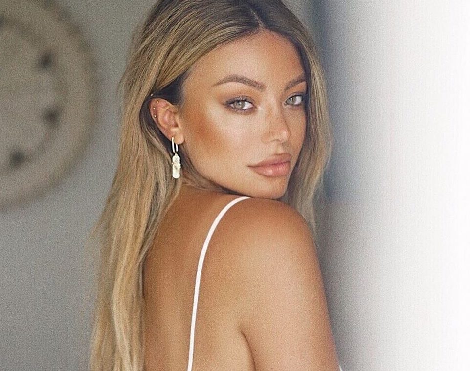 All the Glow: Λαμπερή επιδερμίδα και μακιγιάζ που αναδεικνύει το μαύρισμα σου