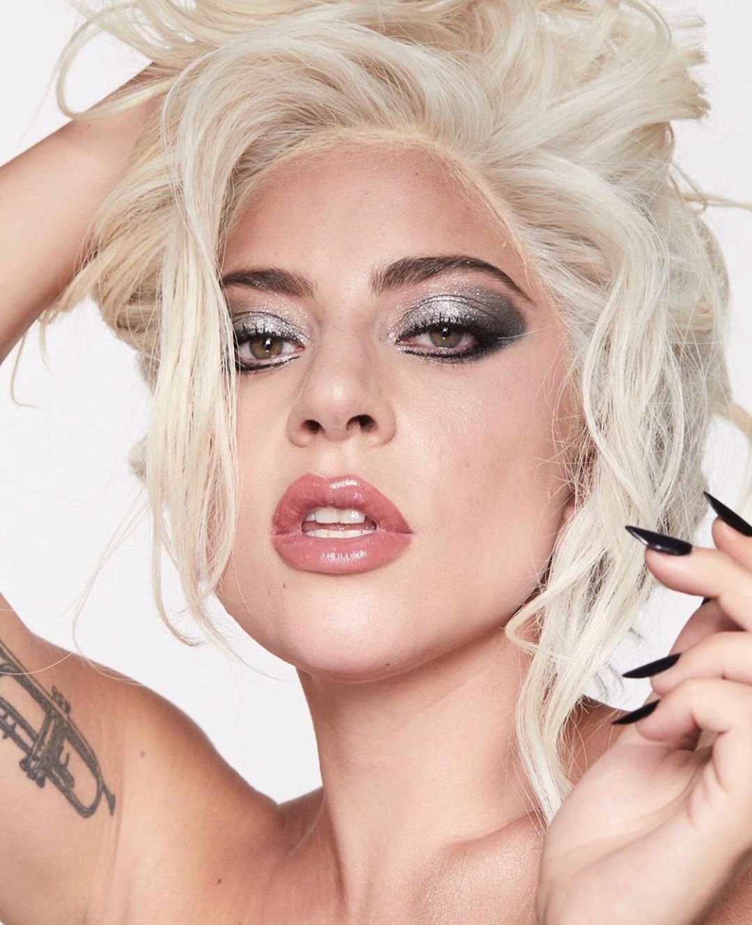 Lady Gaga: Χωρίς ίχνος photoshop στην καμπάνια του beauty brand της