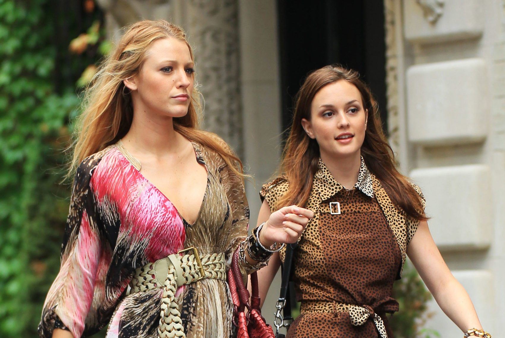Το Gossip Girl επιστρέφει και εμείς θυμόμαστε τα ωραιότερα λουκ της Serena και της Blair