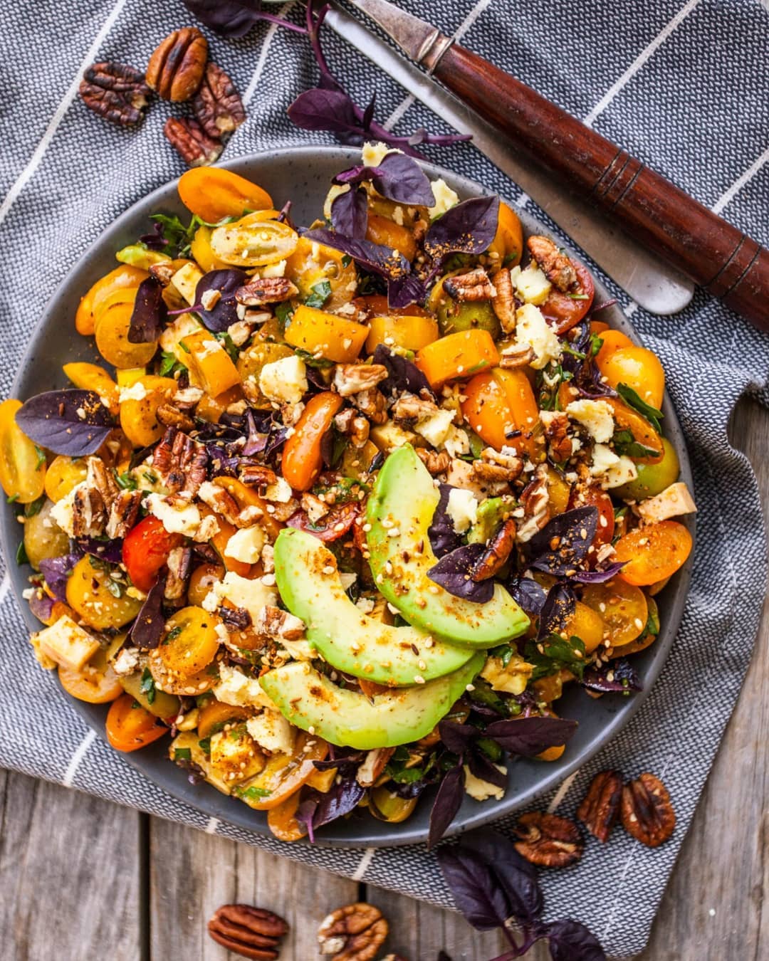 Μια λαχταριστή σαλάτα με αβοκάντο και πεκάν που θα σε χορτάσει σίγουρα