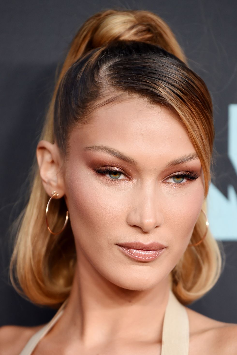 H bombshell ponytail θα ανεβάσει την αυτοπεποίθησή σου στα ύψη