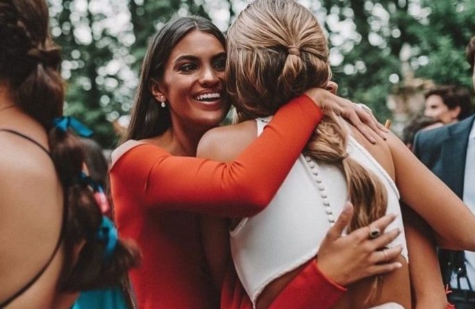 Γίνεται να μην παχύνω με τόσους γάμους και βαφτίσεις; Οι διατροφολόγοι απαντούν