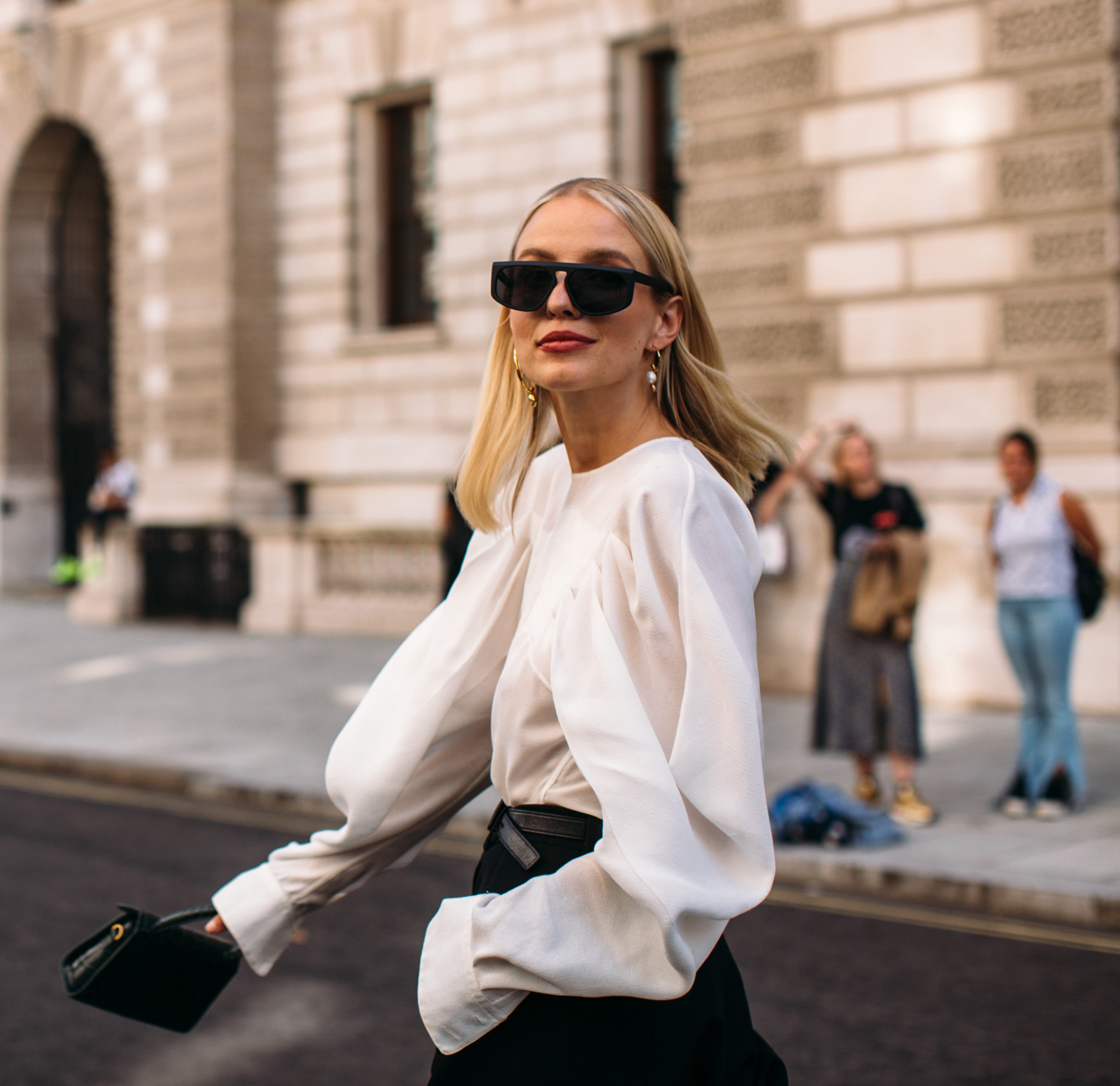 So Chic: 6 αέρινα τοπ για τις πιο κομψές εμφανίσεις σου