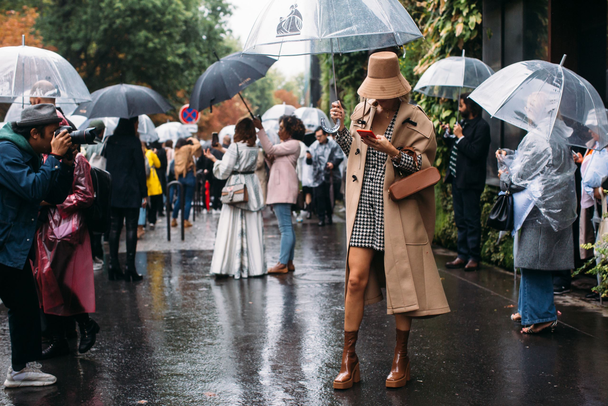 Paris Fashion Week: 10 street style looks που θα σε συναρπάσουν #εγγύηση