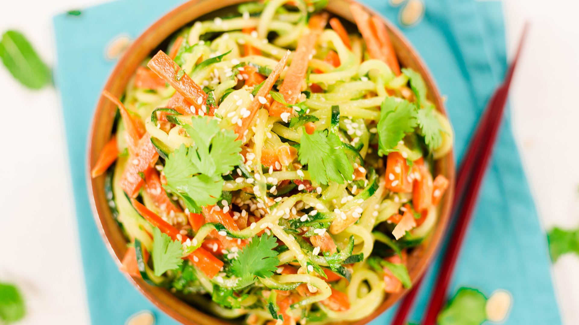 Σαλάτα με νουντλς: Έτοιμη σε λίγα λεπτά