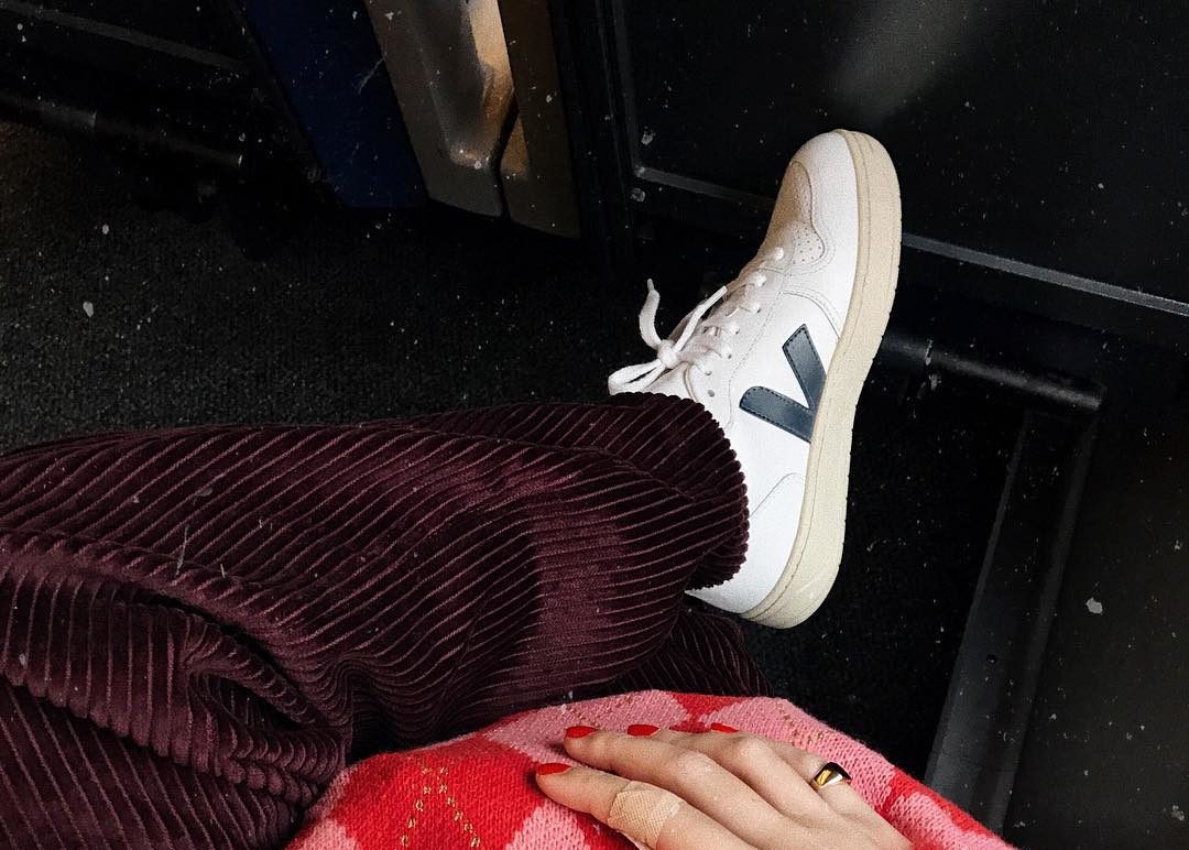 10 τρόποι να φορέσεις τα πιο on-trend sneakers