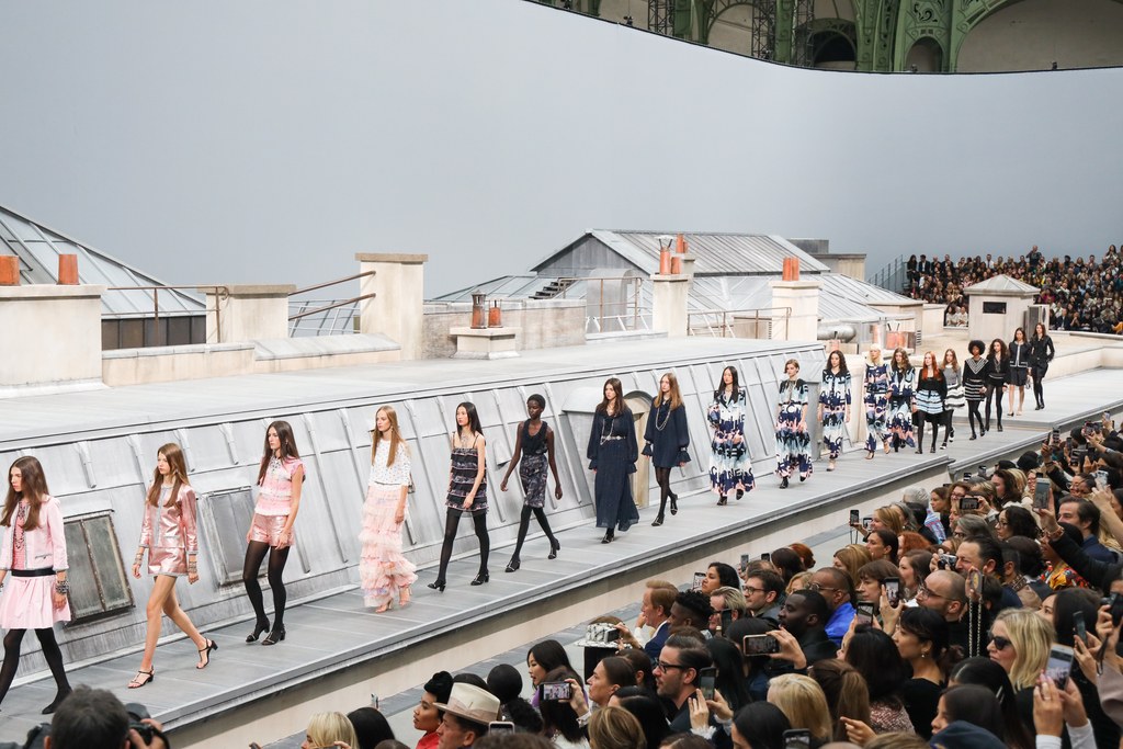 Ο οίκος Chanel στις στέγες του Παρισιού