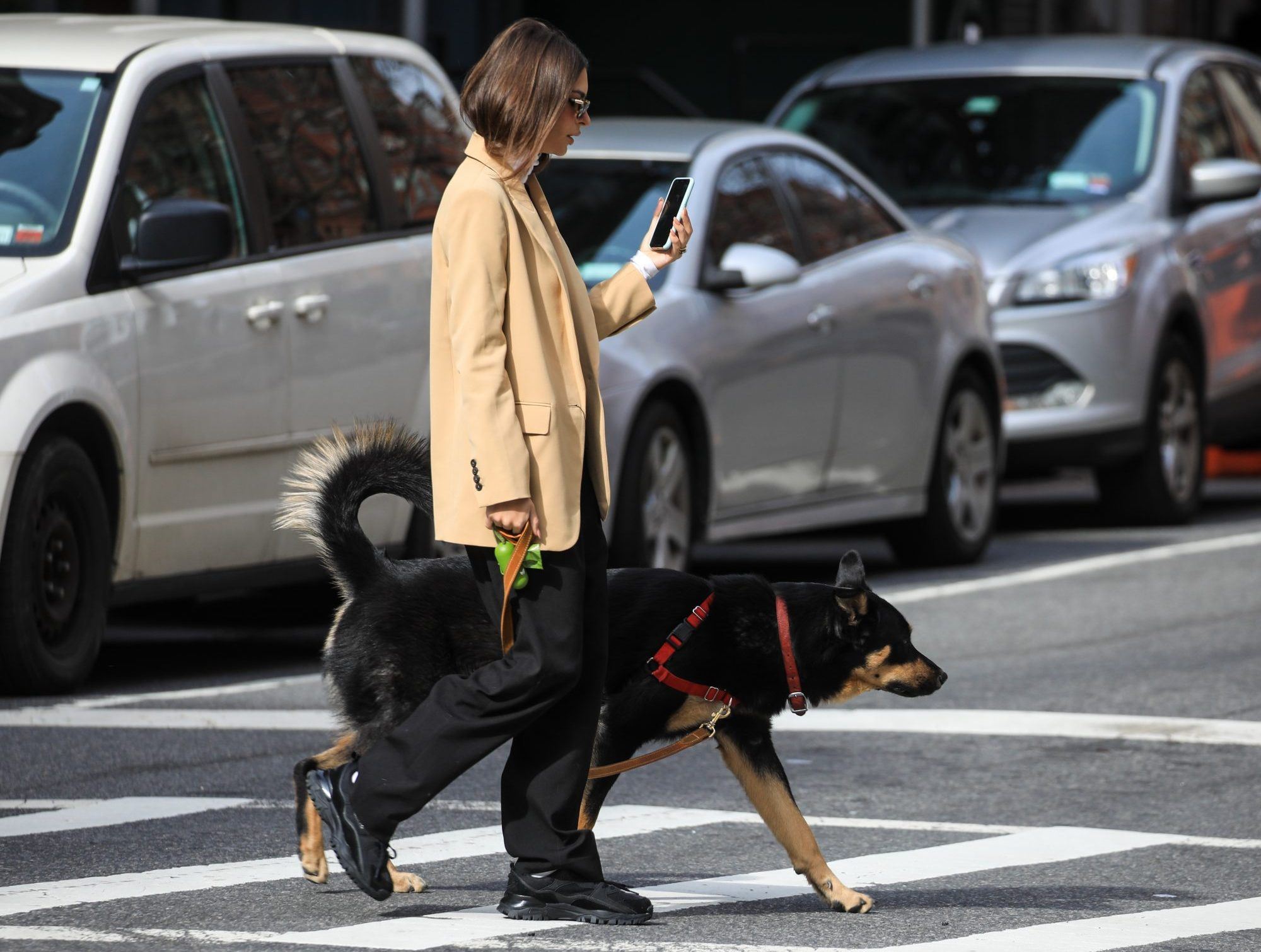 H Emily Ratajkowski σου δείχνει 5 cool τρόπους να φορέσεις το blazer σου