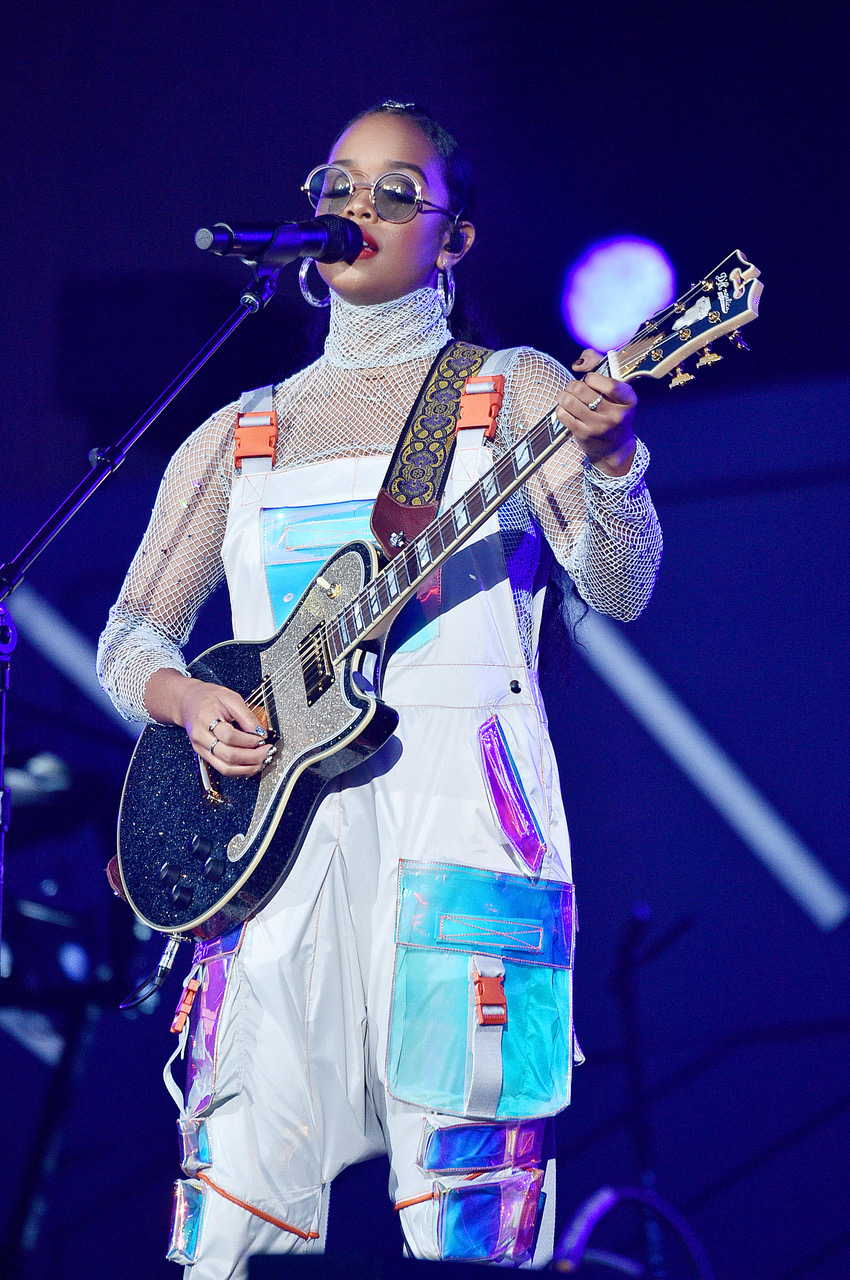 Η so hot right now τραγουδίστρια H.E.R έκανε μια εμφάνιση που πρέπει να δεις