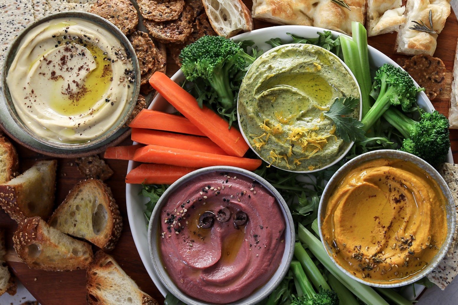 Είσαι fan του χούμους; 4 πανεύκολες συνταγές που θα λατρέψεις