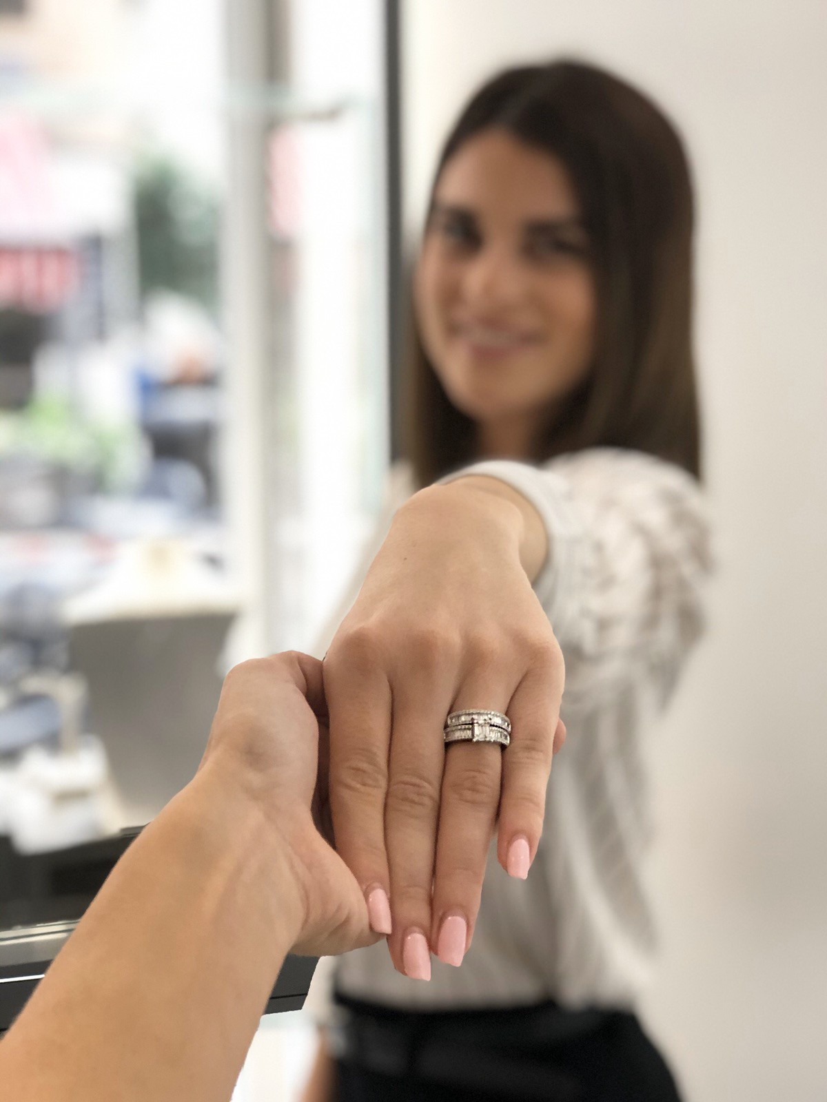 Just Say Yes: Πώς θα συνδυάσετε το μονόπετρο με τις βέρες σας;