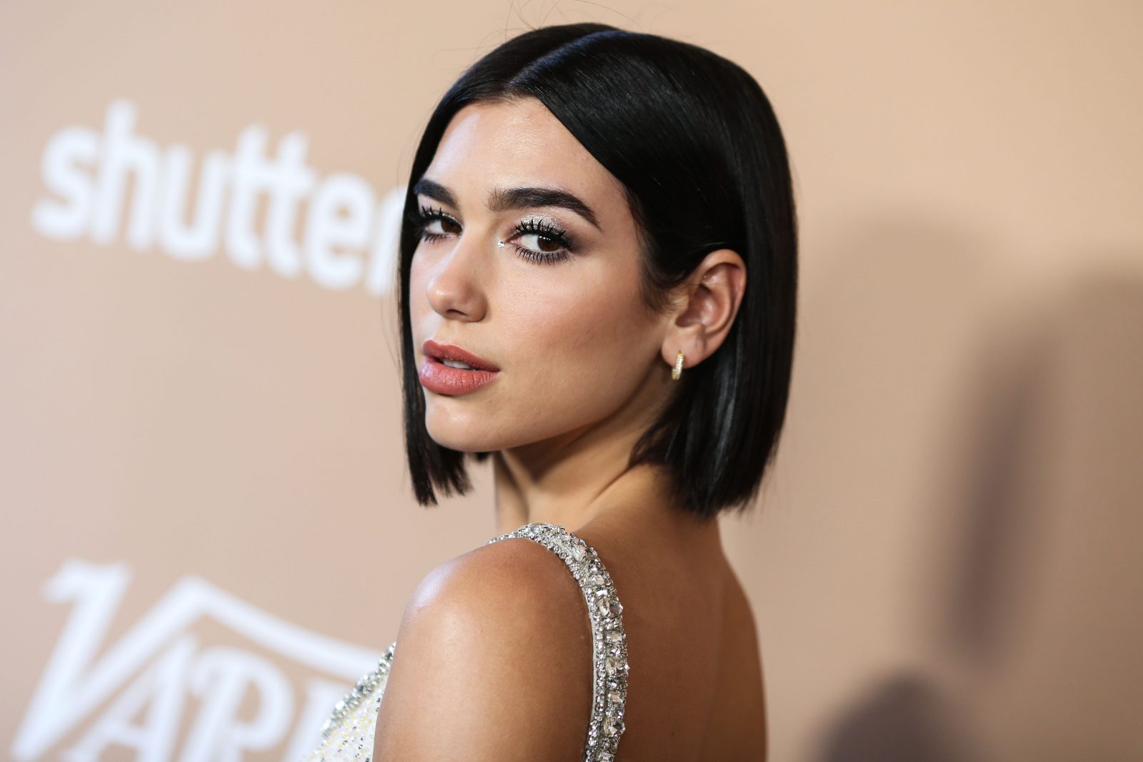 Ανοίξαμε το νεσεσέρ της Dua Lipa και μάθαμε τα αγαπημένα της μυστικά ομορφιάς