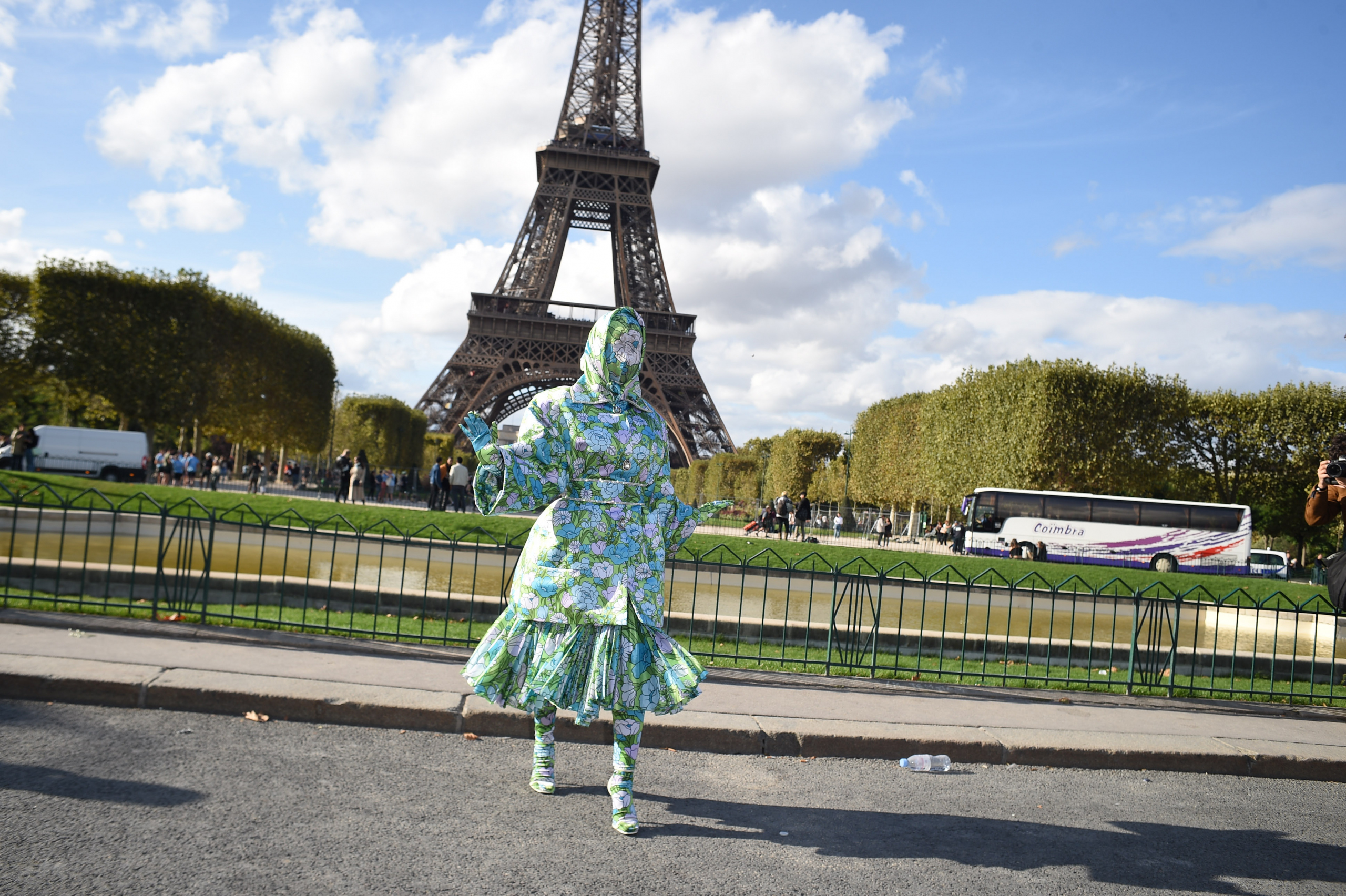 Γιατί όλοι μιλούν για τα λουκ της Cardi B;