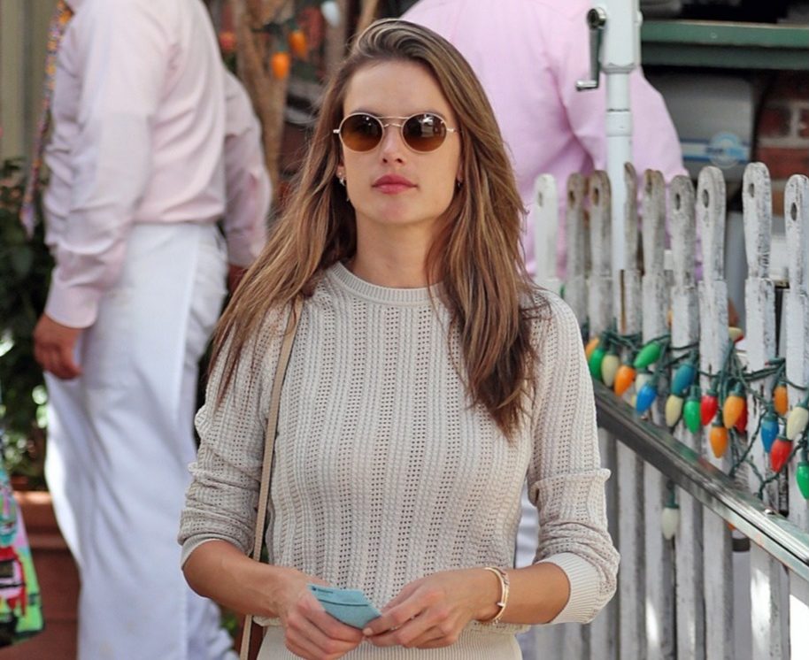 Αντιγράψαμε το λουκ της Alessandra Ambrosio μόνο με Mango