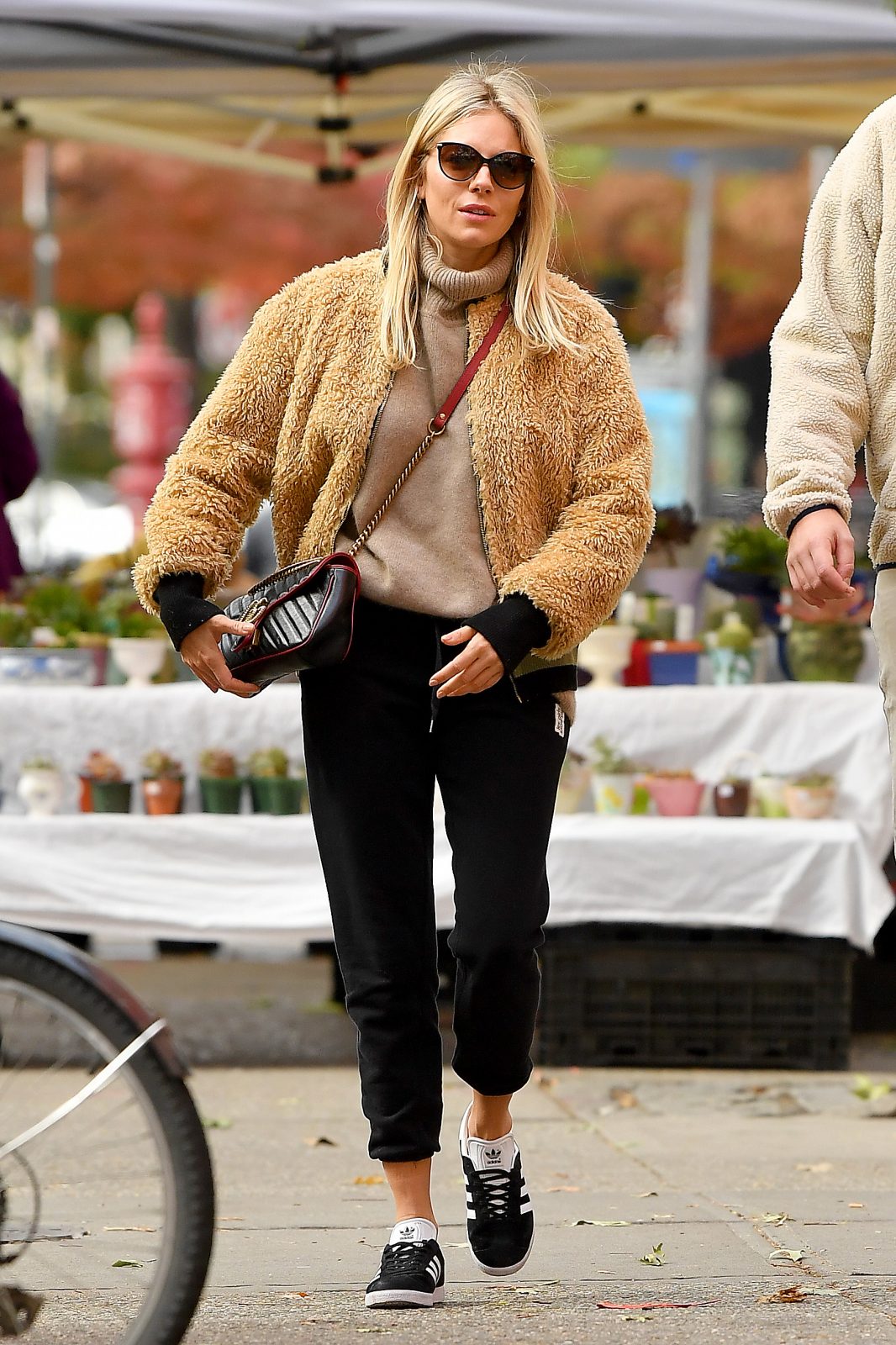 Αντιγράψαμε το cosy look της Sienna Miller μόνο με low-budget κομμάτια