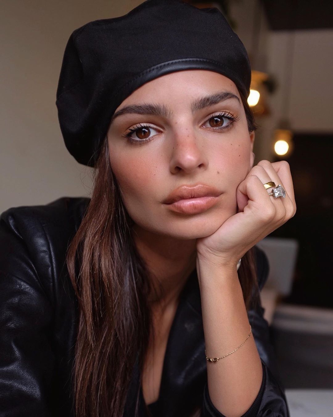 Jeans & Boots: 4 φορές που η Emily Ratajkowski έκανε αυτό το συνδυασμό και μας τρέλανε!