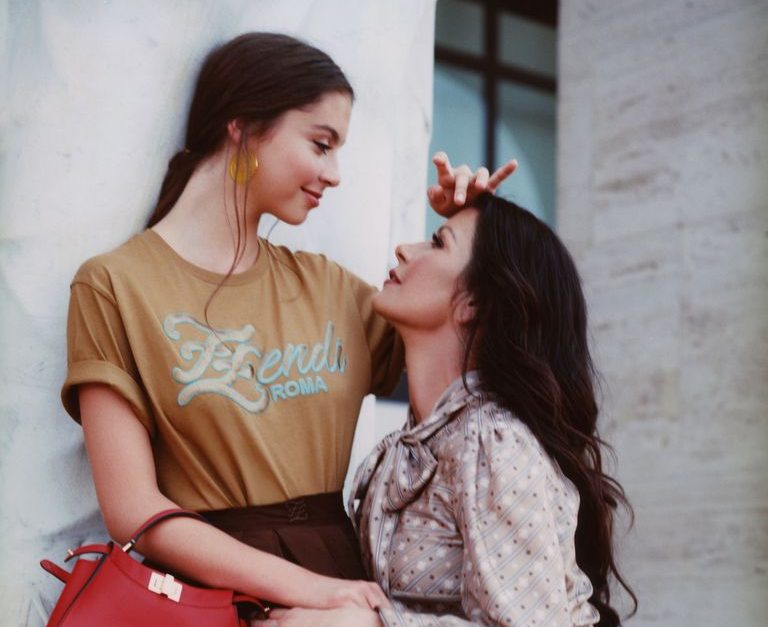 H Catherine Zeta Jones μαζί με την κούκλα κόρη της στην καμπάνια του οίκου Fendi