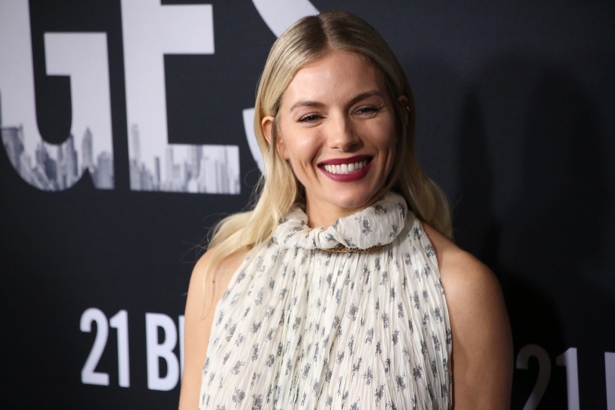 Βρήκαμε το berry κραγιόν της Sienna Miller