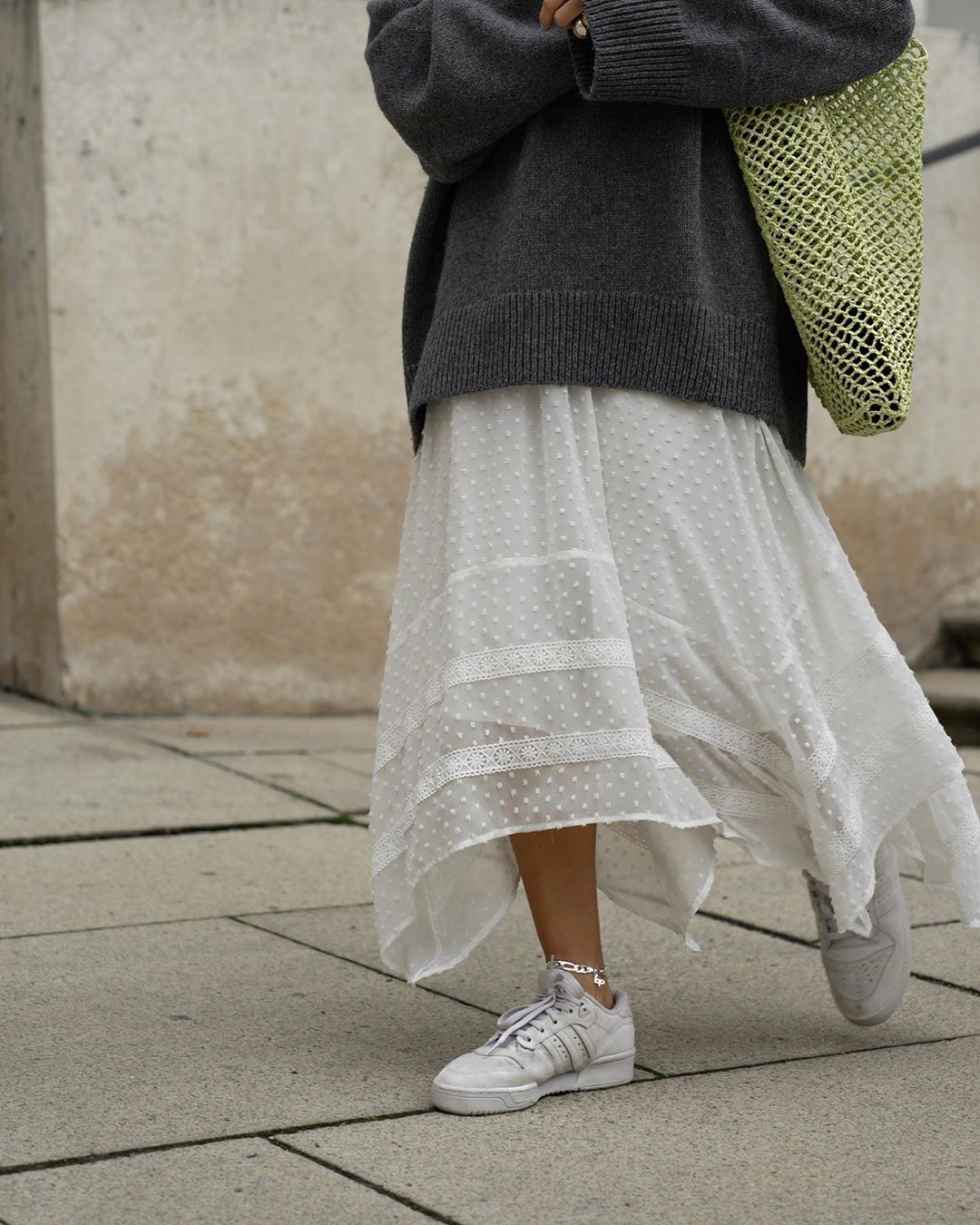 20 looks αυστηρά (!) για γυναίκες με αδυναμία στα sneakers