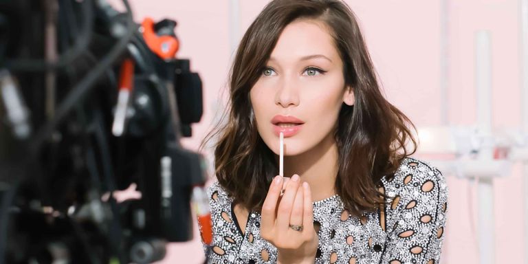 Γιατί όλες οι γυναίκες αγοράζουν ξανά lip gloss;