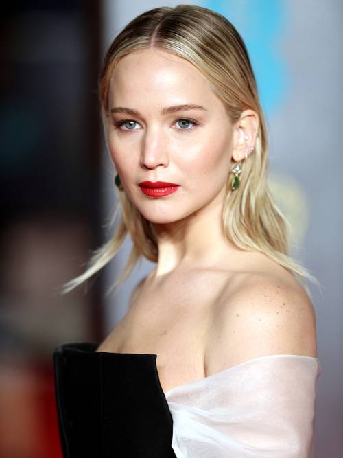 Πώς έχει τόσο λαμπερή επιδερμίδα η Jennifer Lawrence;