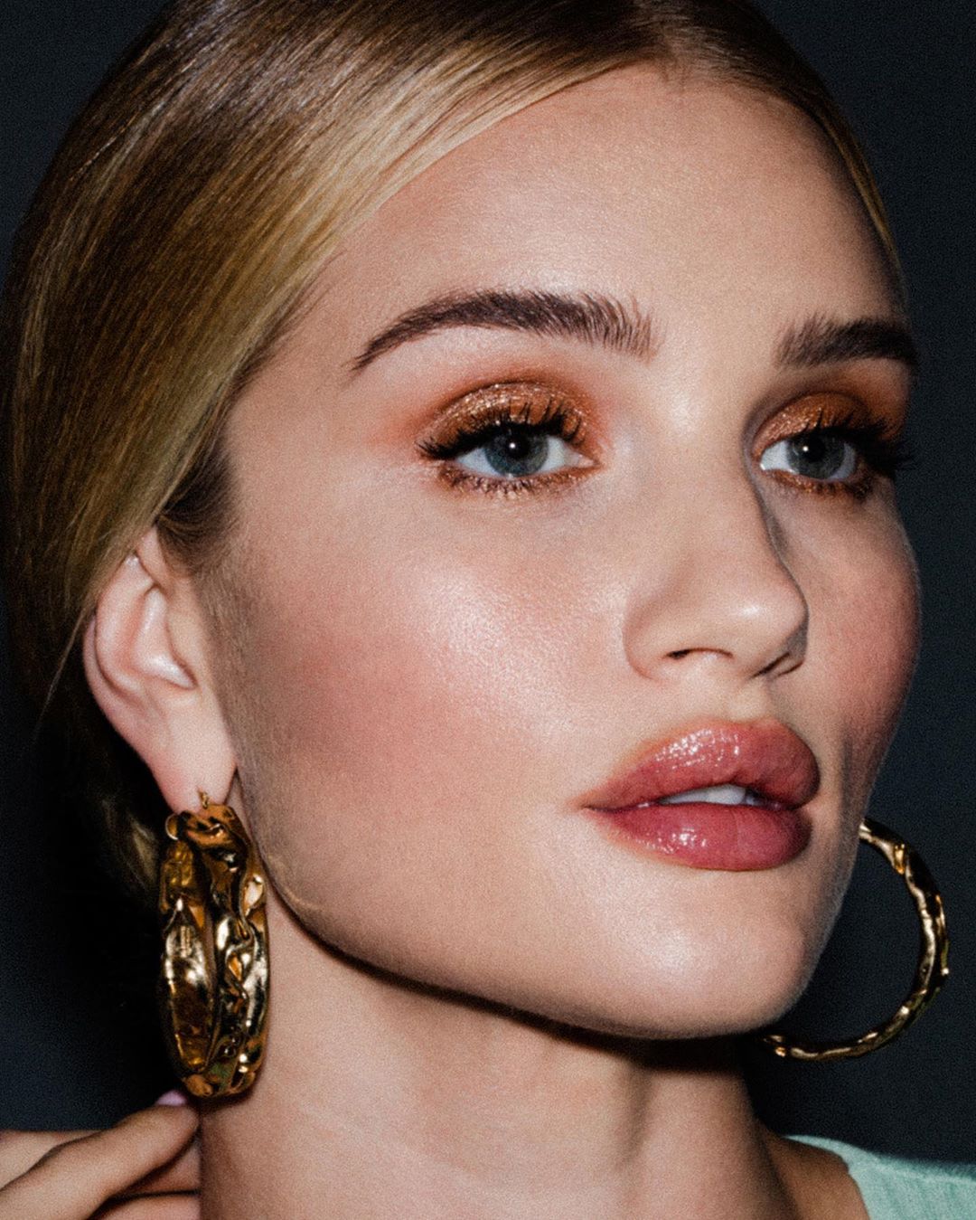 Τα μυστικά του βραδινού μακιγιάζ από την make up artist της Rosie Huntington-Whiteley