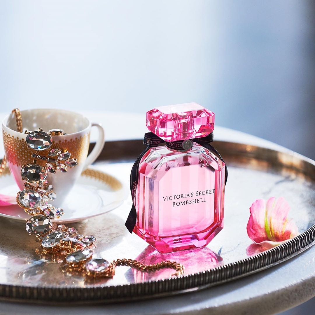 Think Pink: 7 αρώματα για να βάψεις το μπουντουάρ σου ροζ