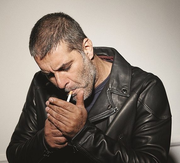 O Βασίλης Μπισμπίκης μιλά στο ELLE για τη γοητεία του περιθωρίου