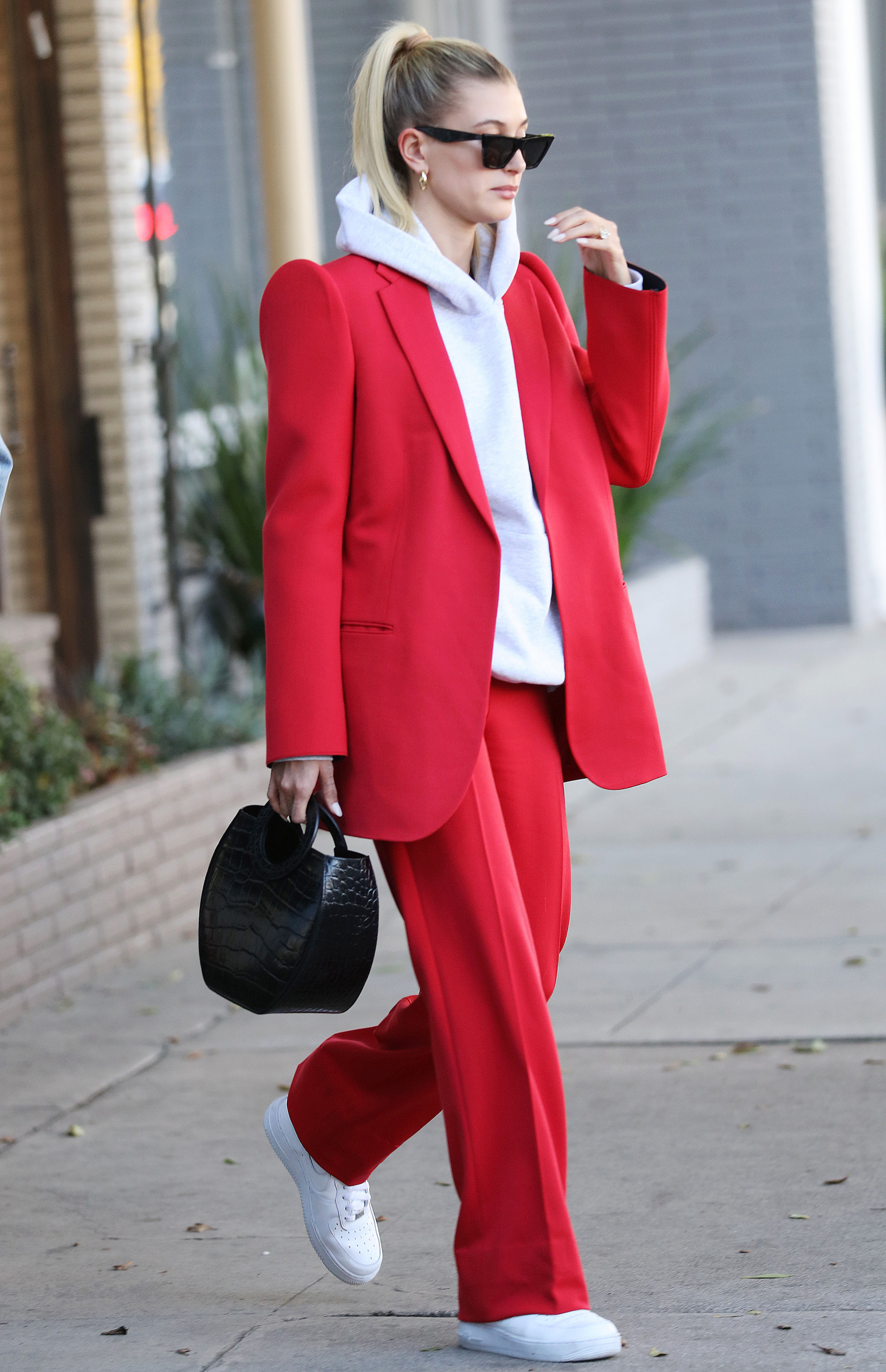 Γιατί όλα τα κορίτσια φορούν πια κοστούμι;