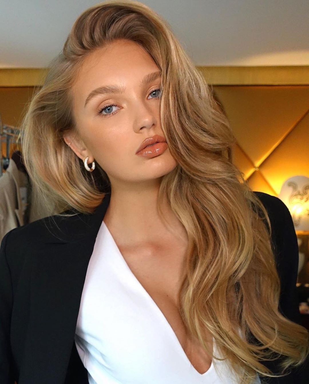 10 τρόποι που η λακ μπορεί να σώσει τα look των γιορτών