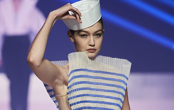 O Jean Paul Gaultier αποχαιρετά τον κόσμο της μόδας με το πιο φαντασμαγορικό show στην ιστορία του οίκου