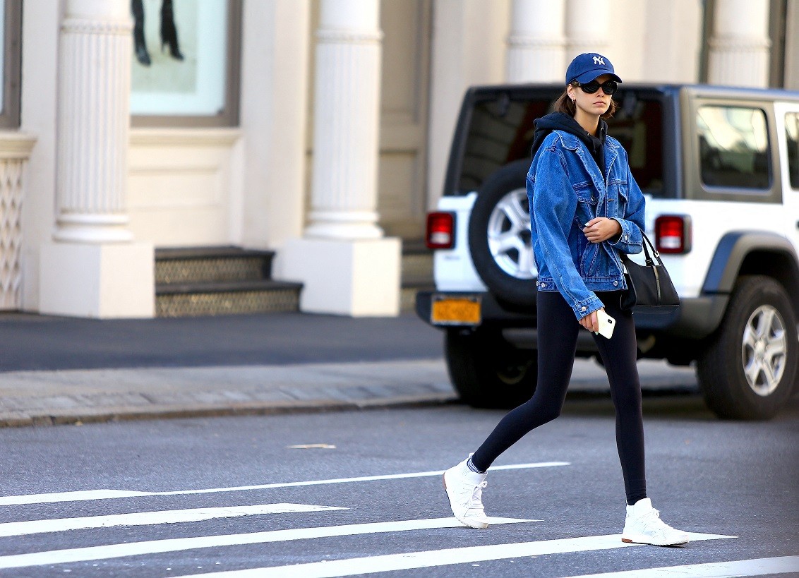 Έχεις ένα κολάν; Δες πώς θα το συνδυάσεις στο καθημερινό στυλ σου