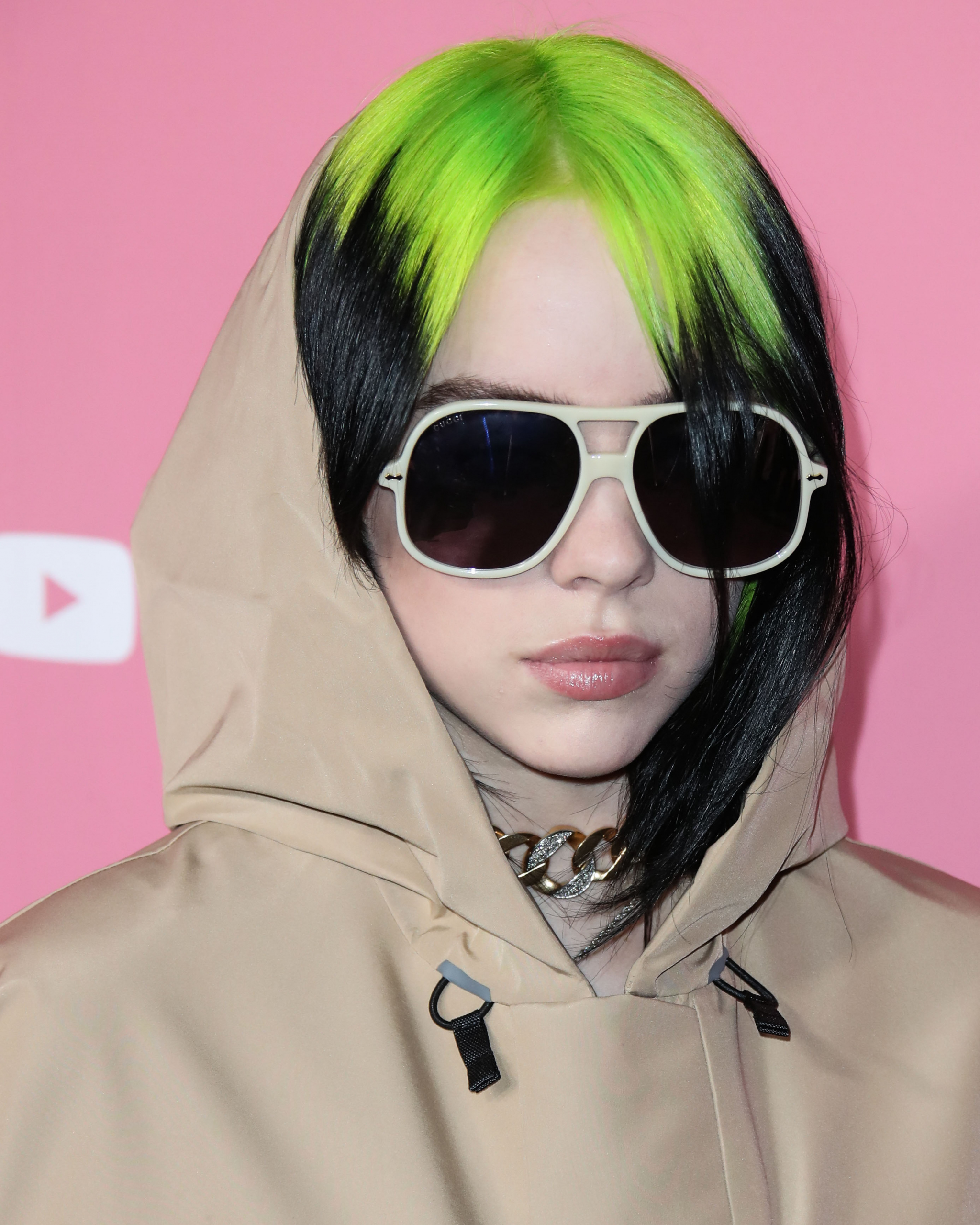 Billie Eilish: Είναι η νεότερη τραγουδίστρια που θα ερμηνεύσει soundtrack του James Bond