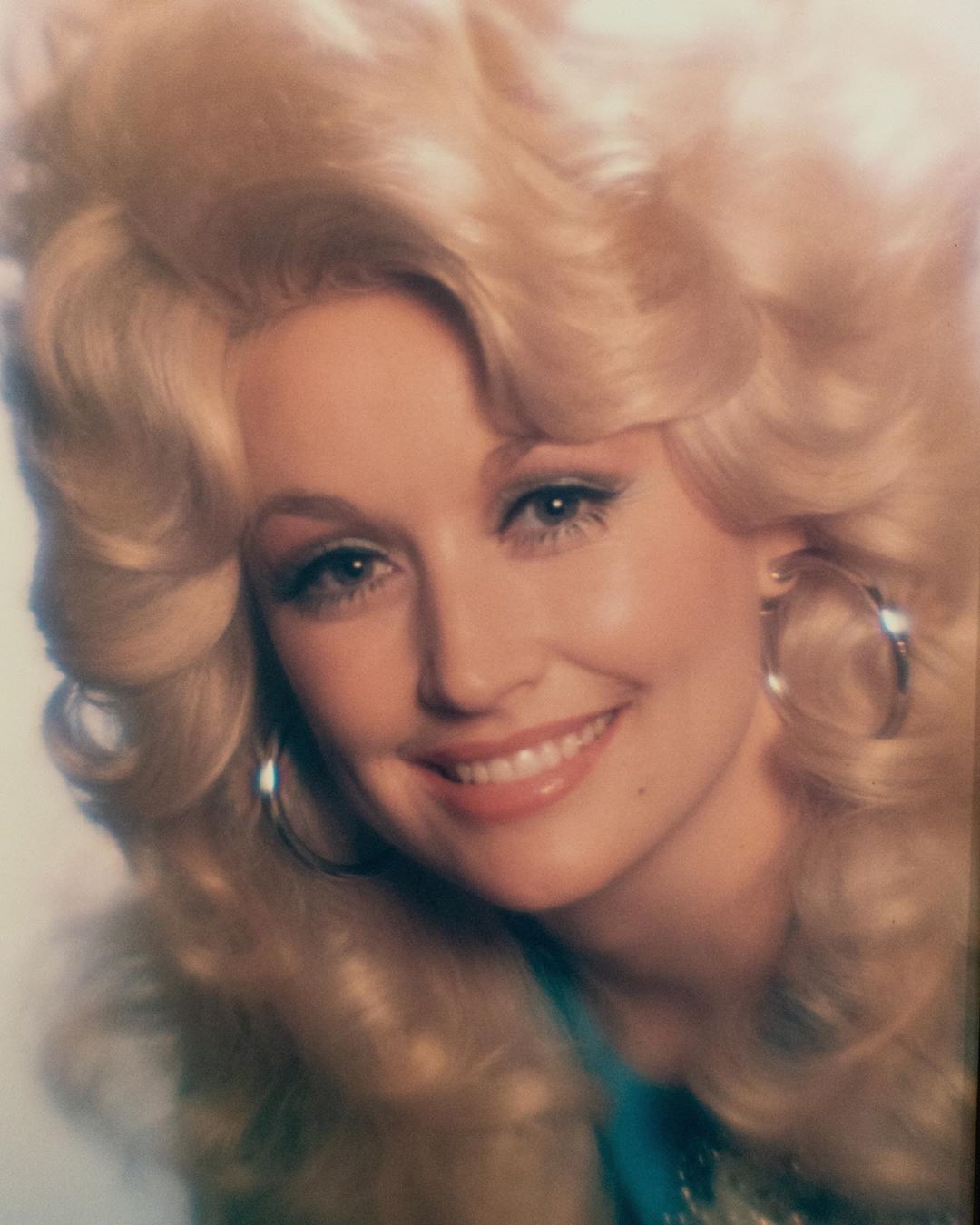 Dolly Parton Challenge: Οι διάσημοι που ανέβασαν τις φωτογραφίες τους