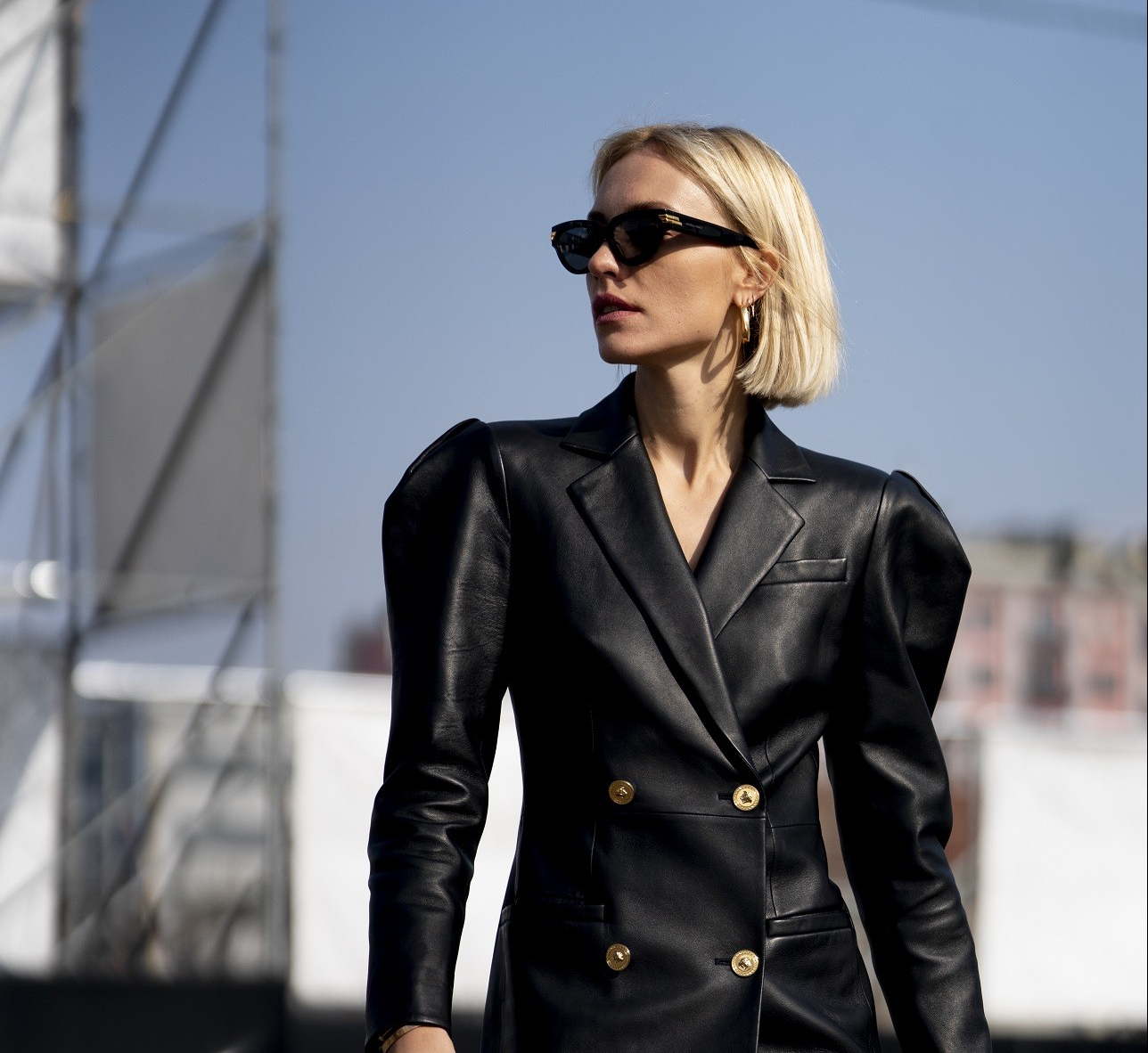 Sexy και ταυτόχρονα υπέρκομψη; Με αυτά τα μαύρα leather blazer μπορείς!