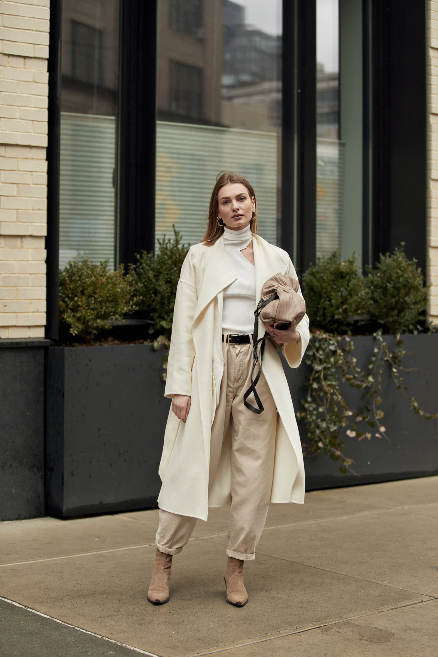 Get the look: Πόνταρε στο εκρού για να είσαι το πιο σικ κορίτσι της πόλης