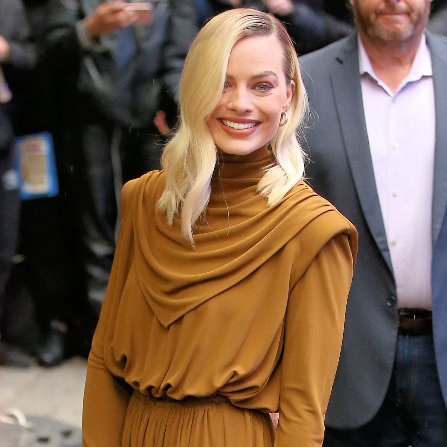 Margot Robbie: Τα κομμάτια που θα χρειαστείς για να αντιγράψεις το στυλ της