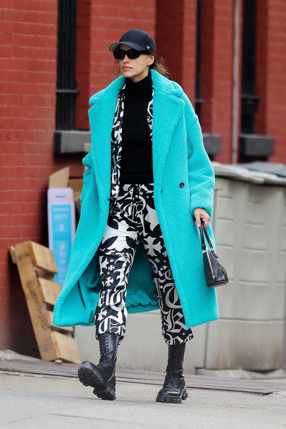 Βρήκαμε το χρωματιστό παλτό της Irina Shayk + 5 ακόμα οικονομικά σχέδια