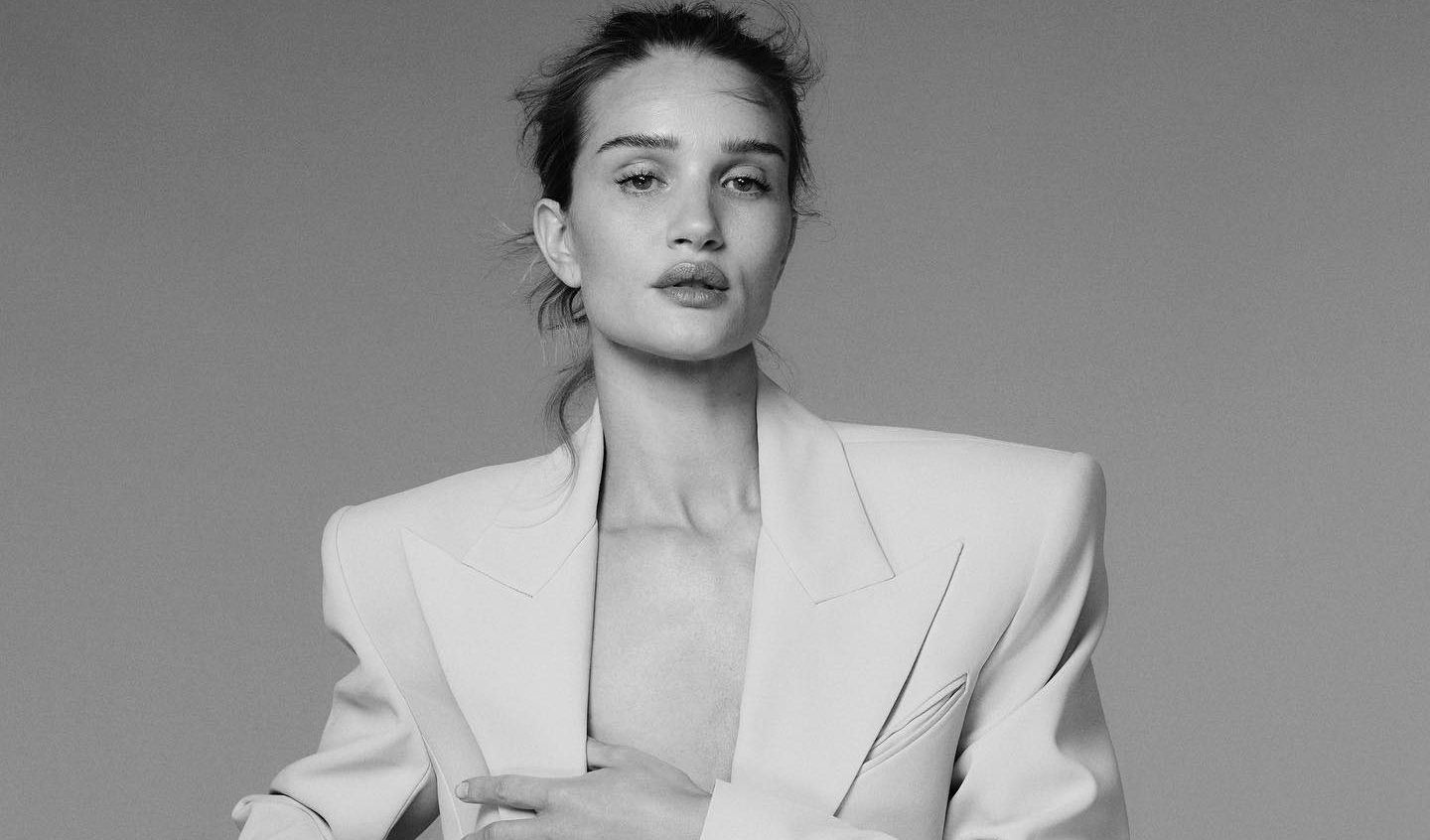 Η Rosie Huntington Whiteley μας δείχνει 4 chic τρόπους να φορέσουμε το σακάκι