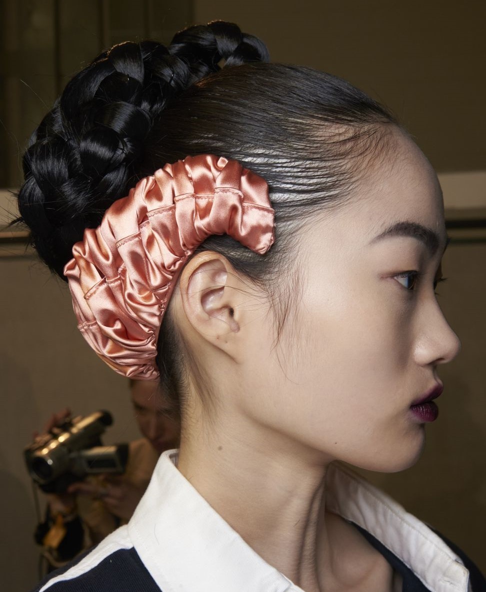 Μάθε από τώρα τα αξεσουάρ μαλλιών που θα κάνουν θραύση τον ερχόμενο χειμώνα