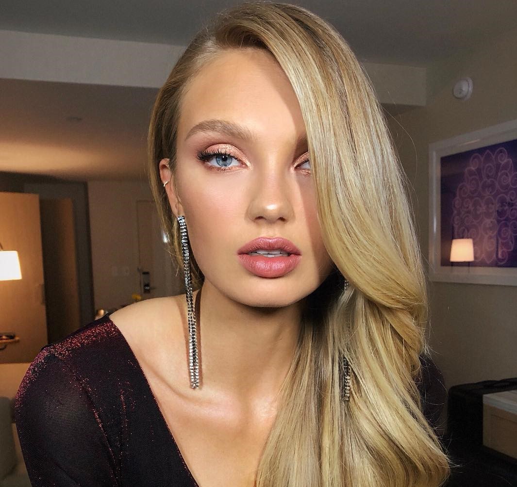 Η Romee Strijd μας δείχνει το αγαπημένο της βραδινό μακιγιάζ