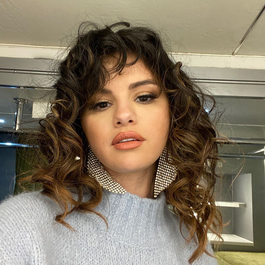 Το νέο look της Selena Gomez θα σε κάνει να αγαπήσεις τις μπούκλες σου