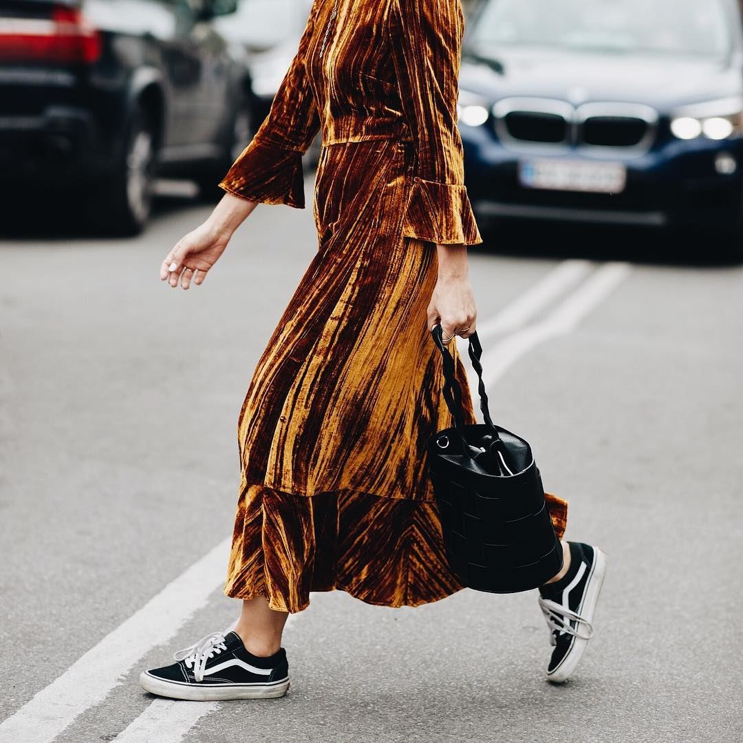 Βρήκαμε τα κλασικά sneakers που φορούν διαρκώς οι celebrities