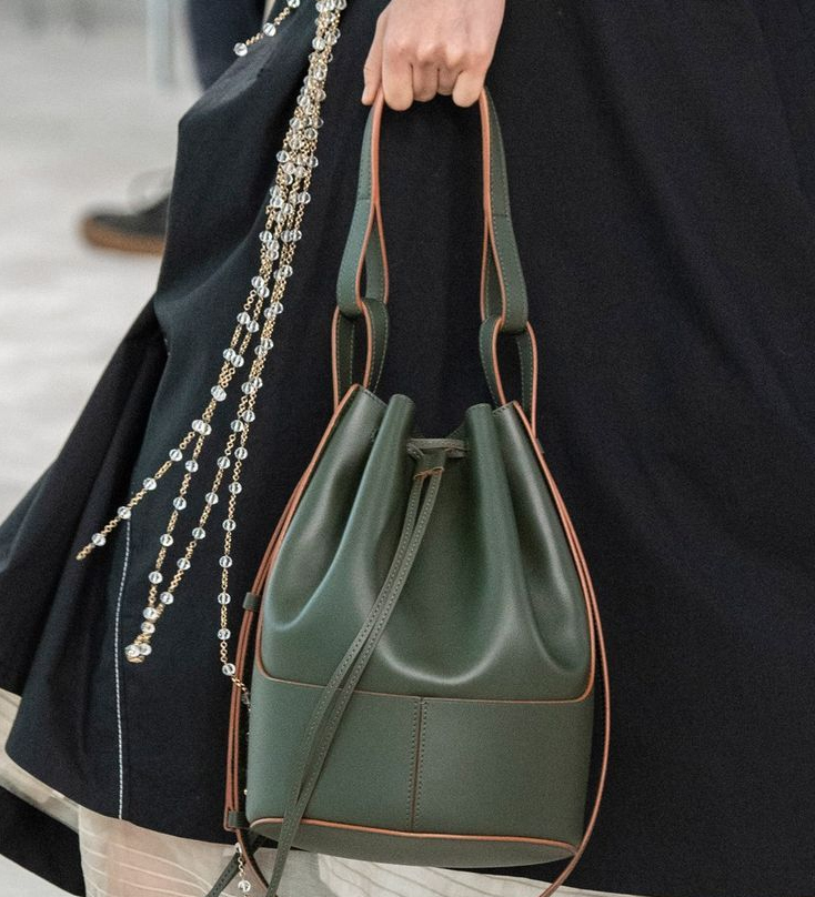 Οι bucket bags είναι το αξεσουάρ-κλειδί της άνοιξης