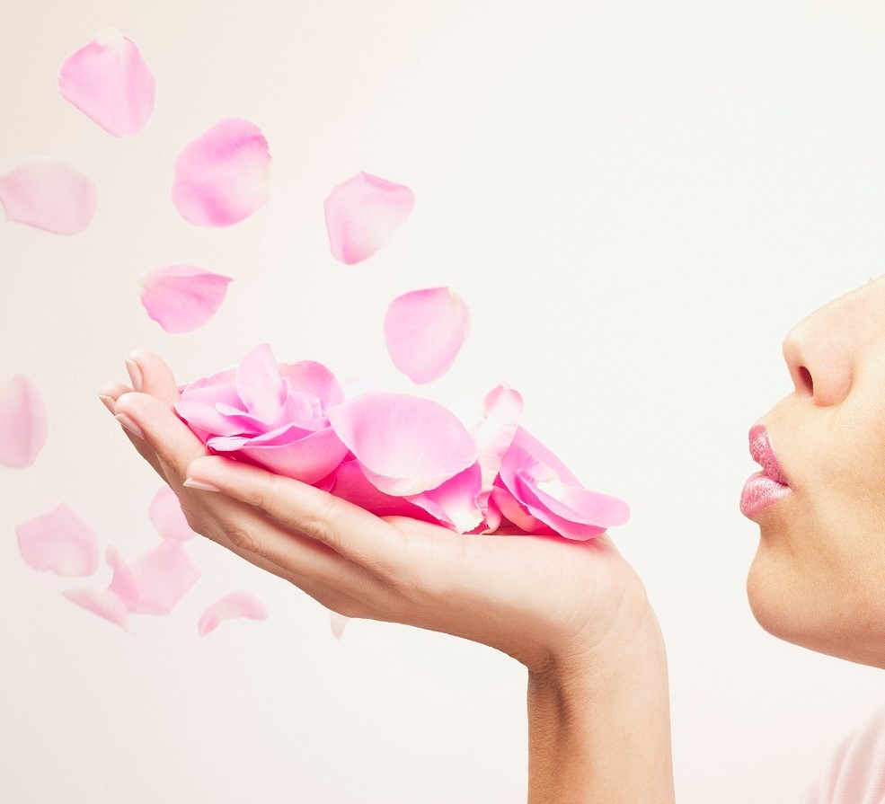 Ένας καλός λόγος για να προσθέσεις το τριαντάφυλλο στη ρουτίνα ομορφιάς σου