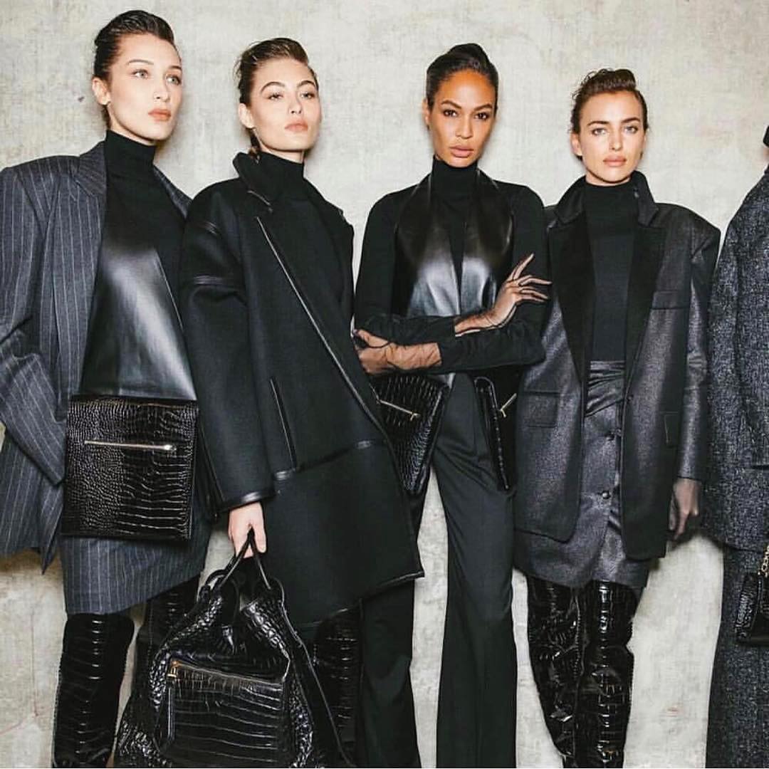 6 hot τρόποι να φορέσεις μαύρο παντελόνι όπως οι celebrities (+ τα κομμάτια που θα χρειαστείς)